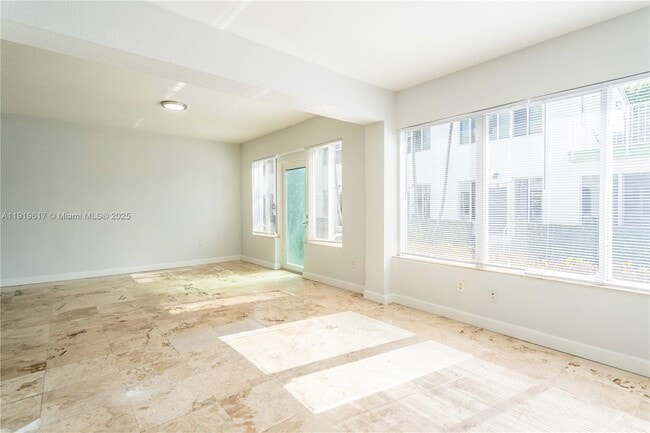 Building Photo - 2180 Bay Dr