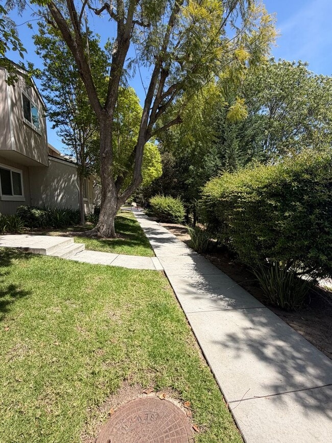 Building Photo - Remodeled 3 bedroom 2 1/2 bath townhome!
