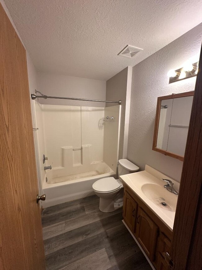 Building Photo - 106 S Woods Ct