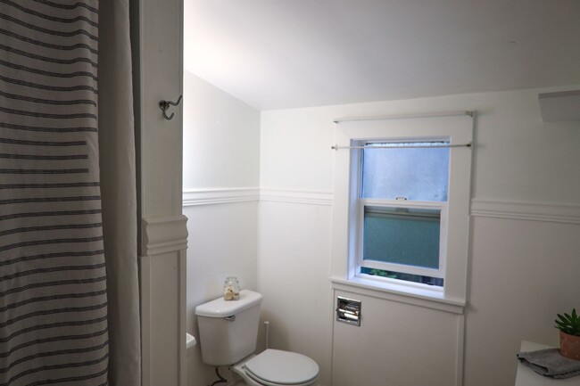 Building Photo - Cute One Bedroom/ One Bath Upstairs Unit.