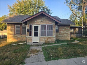 Building Photo - $1100 - 2 Bed 1 Bath Home