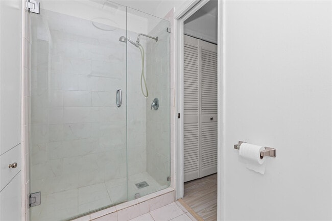 Building Photo - 5051 Pine Dr