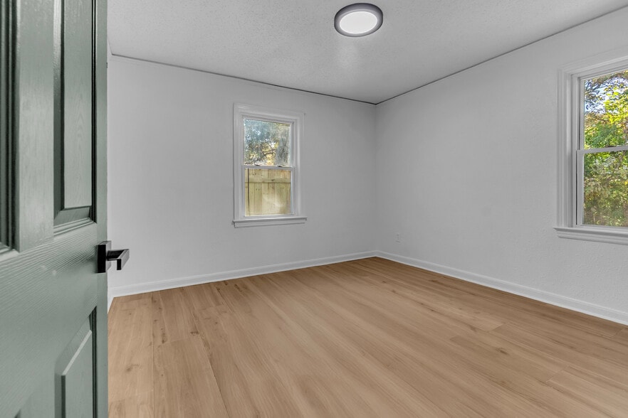 Building Photo - 3253 Kimball Ave