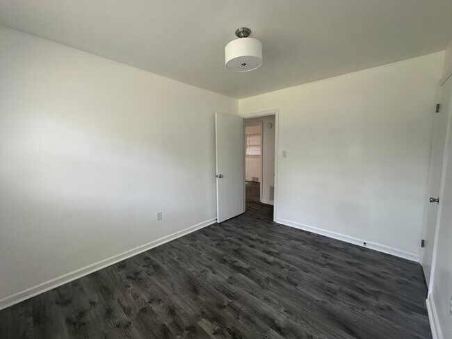 Building Photo - One Level Brick House Near University of L...