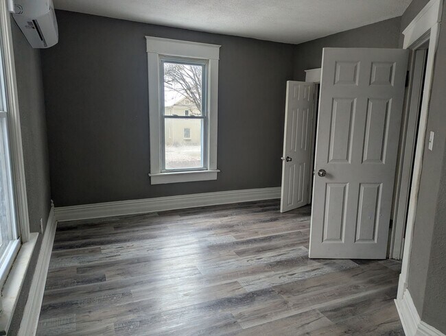 Building Photo - 3 Bedroom Home — Available December 26 in Columbus, KS!