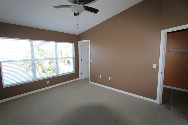Building Photo - 1056 Hampton Cir