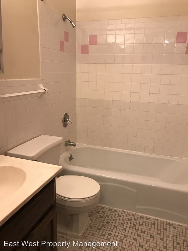 Building Photo - 1701 Kenwood Ave