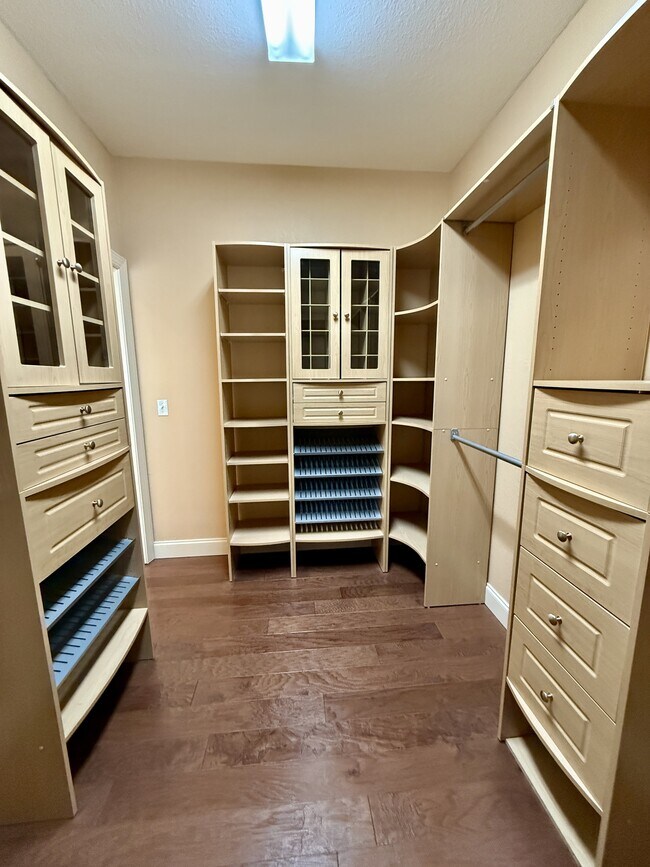 Building Photo - 421 Amberland Ln