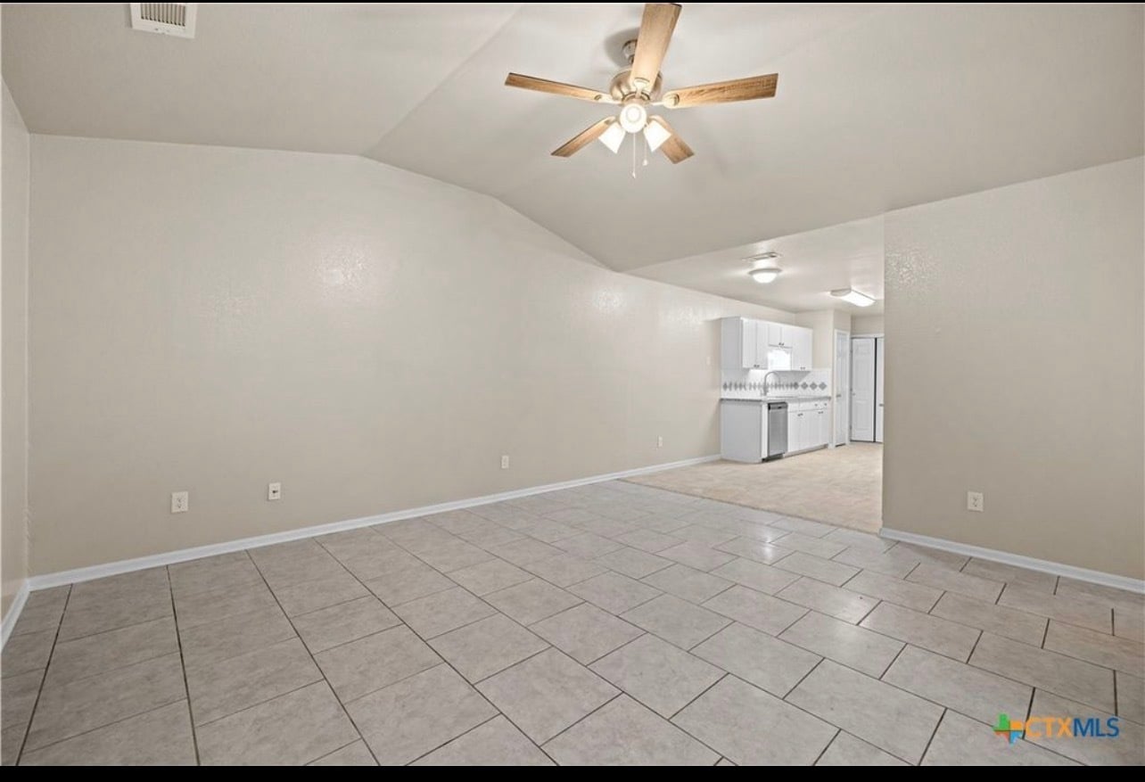 Living room - 1006 W Avenue B