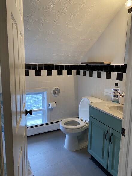 bathroom - 198 Tecumseh St