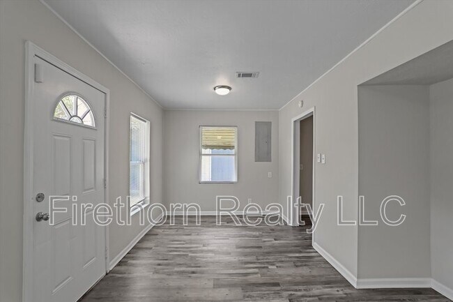 Building Photo - 2528 Luz Dr
