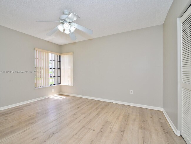 Building Photo - 16742 Royal Poinciana Dr