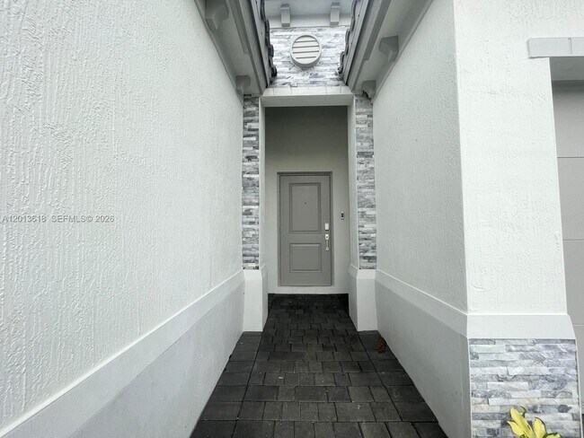 Building Photo - 863 SE 26th Ter