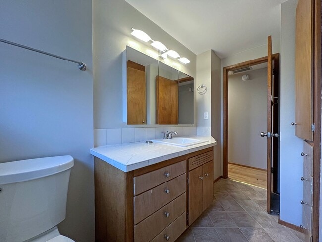 Building Photo - North Burien Rambler home - 3 bedrooms and...