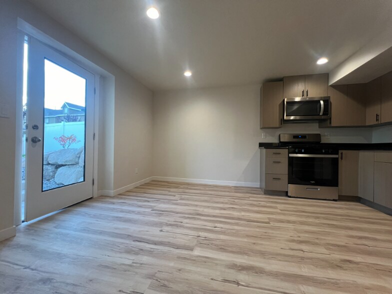 Building Photo - 3923 W Rock Is Ave