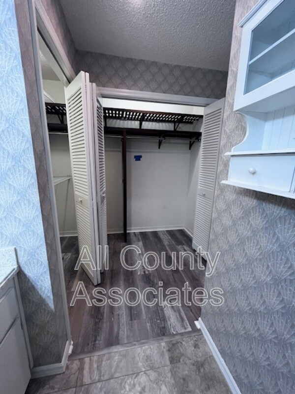 Building Photo - 1007 S Pointe Alexis Dr