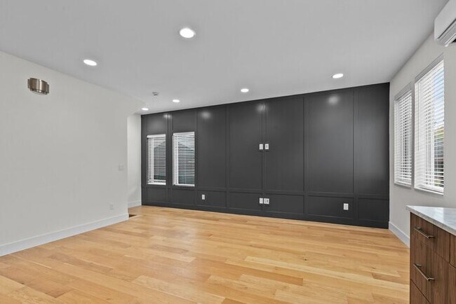 Building Photo - Stunning Ultra-Modern Central District Townhome w/ Air Conditioning