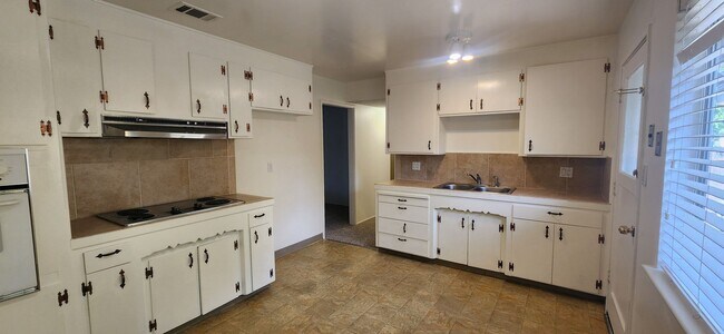 Building Photo - 5929 Lake Crest Way