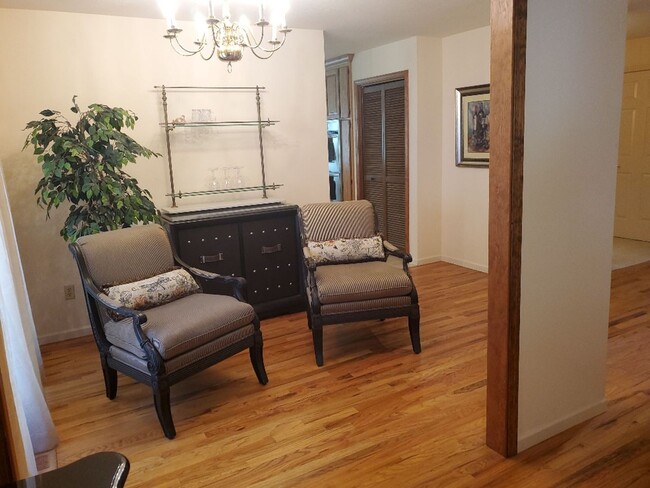 Building Photo - 3 bed  bath fully furnished home on the Ro...