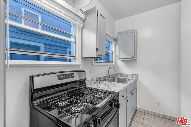 Building Photo - 26 Breeze Ave