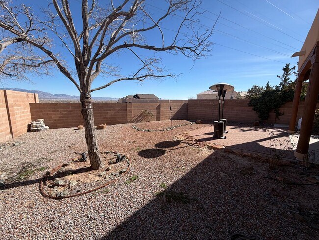 Building Photo - 3-Bedroom House!