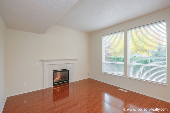 Building Photo - Beautiful 4 Bedrm* 2.5 Bath* Single Family...