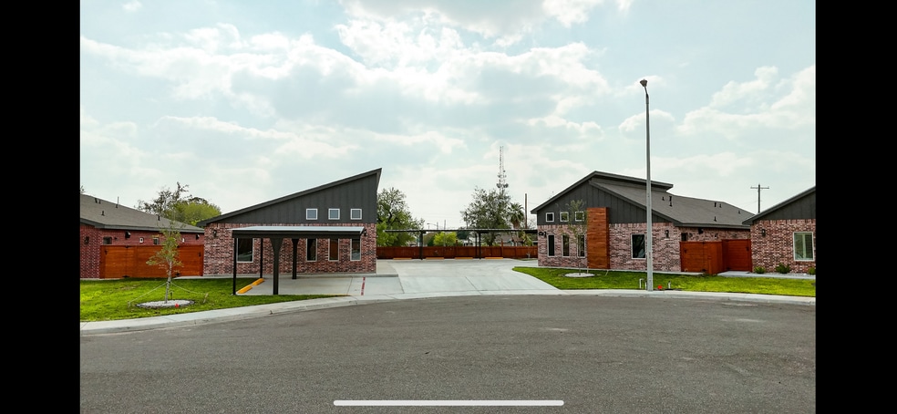 Building Photo - 1007 Hidden Hills St