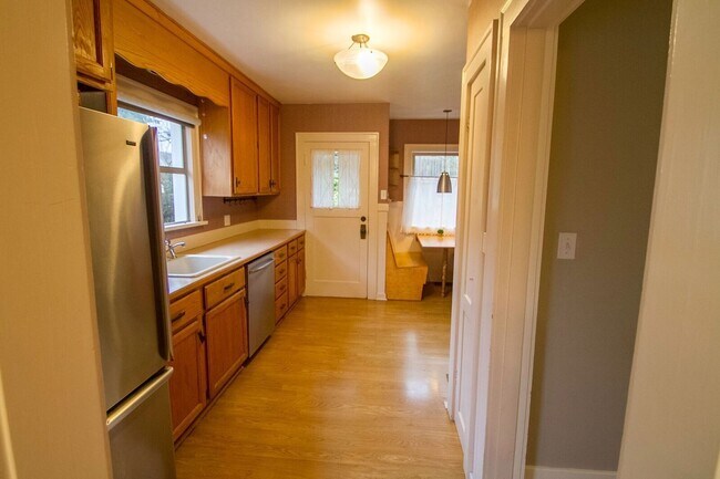 Building Photo - Beautiful Maple Leaf Home