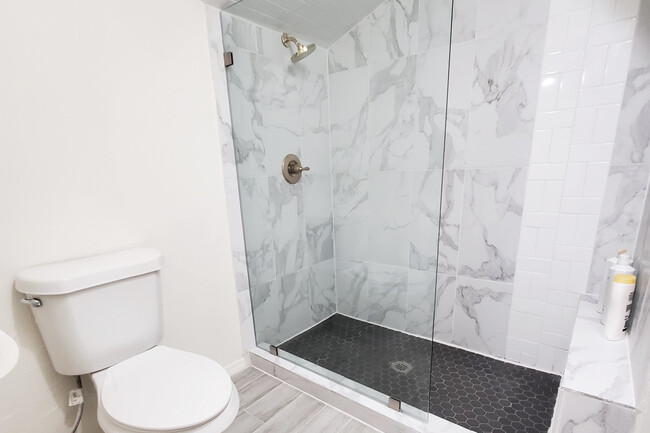 Shower - 1010 W Chestnut St