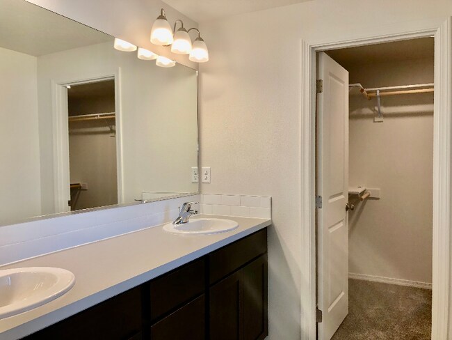 Building Photo - 2246 Streamside Wy