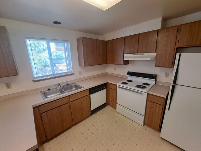 Building Photo - 2 Bed/1.5 Bath Apartment - NE Purcell Blvd