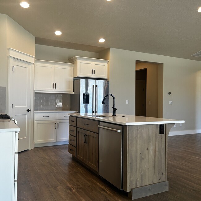 Building Photo - 3440 E Girdner Dr
