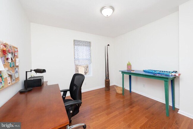 Building Photo - 456 Winona St