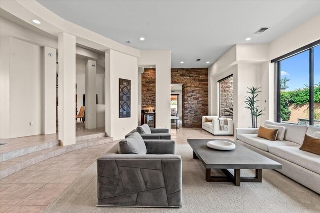 Building Photo - 50380 Vía Serenidad