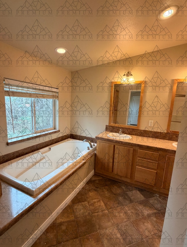 Building Photo - 3 Bedroom 2 Bathroom - Hood River