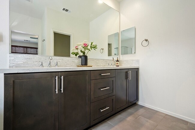 Building Photo - Beautiful TownHome in Pacific Ridge Rancho...