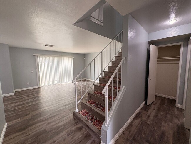 Building Photo - 3 Bed, 2.5 Bath in Ontario!