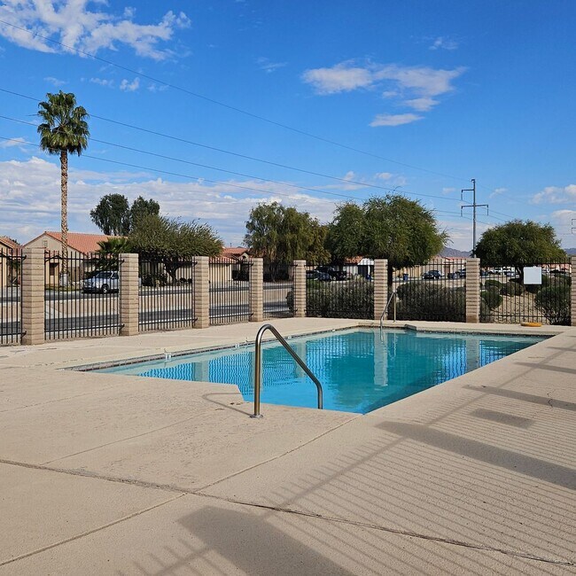 Building Photo - Awesome rental available!