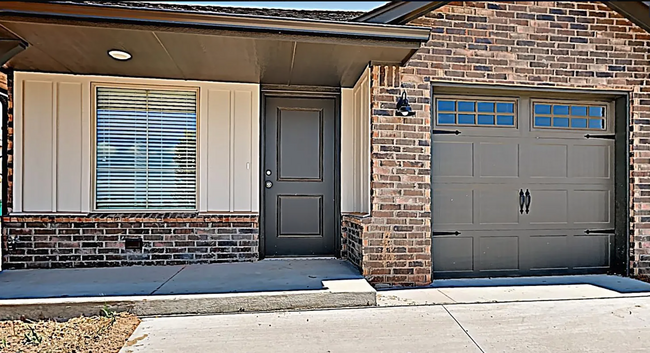 Primary Photo - 405 Summit Ridge Dr