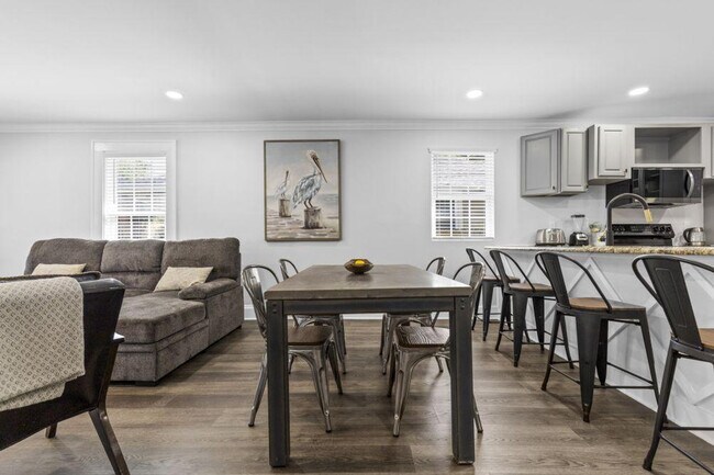 Building Photo - 822 Parkwood Ave