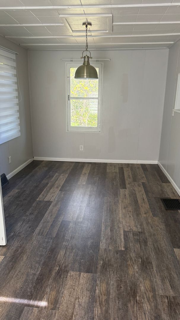 Building Photo - 2 bedroom side by side duplex ready now!