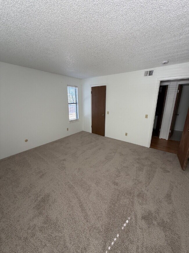 Building Photo - "Charming 1-Bedroom Condo Retreat with Fireplace and Washer and Dryer in Aurora's Apple Tree East...
