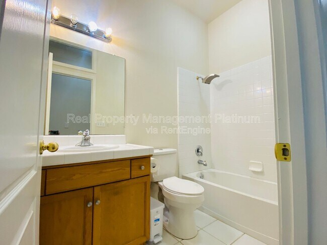 Building Photo - 2916 Roberts Ave