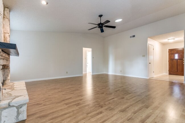 Building Photo - BEAUTIFUL SINGLE STORY HOME IN OAK HOLLOW
