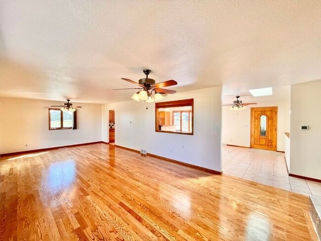 Building Photo - Gorgeous Private Home with Views!