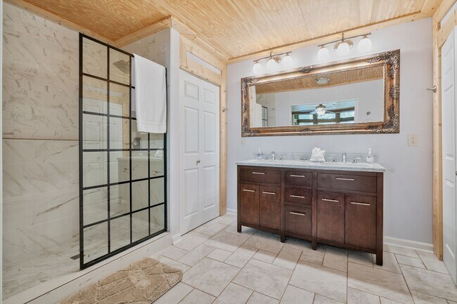Building Photo - 7221 Flowery Branch Rd