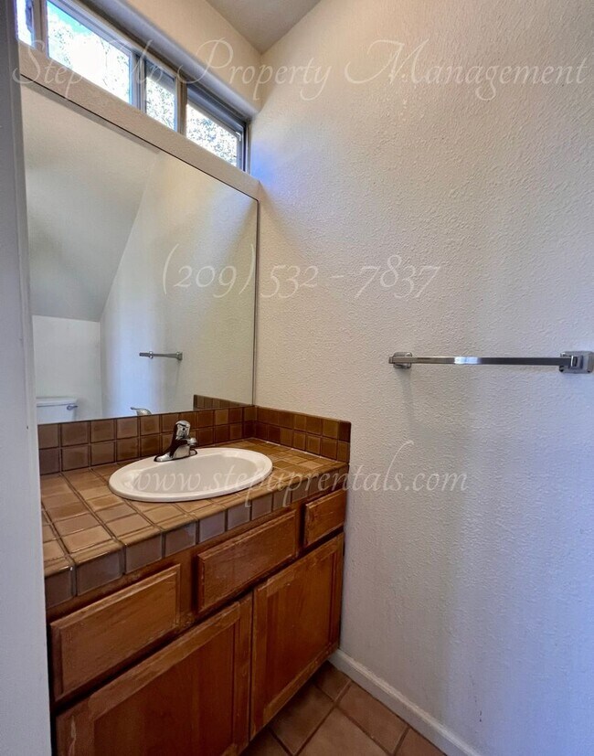 Building Photo - 3 Bedroom 1.5 Bath Townhome near Racetrack Neighborhood!