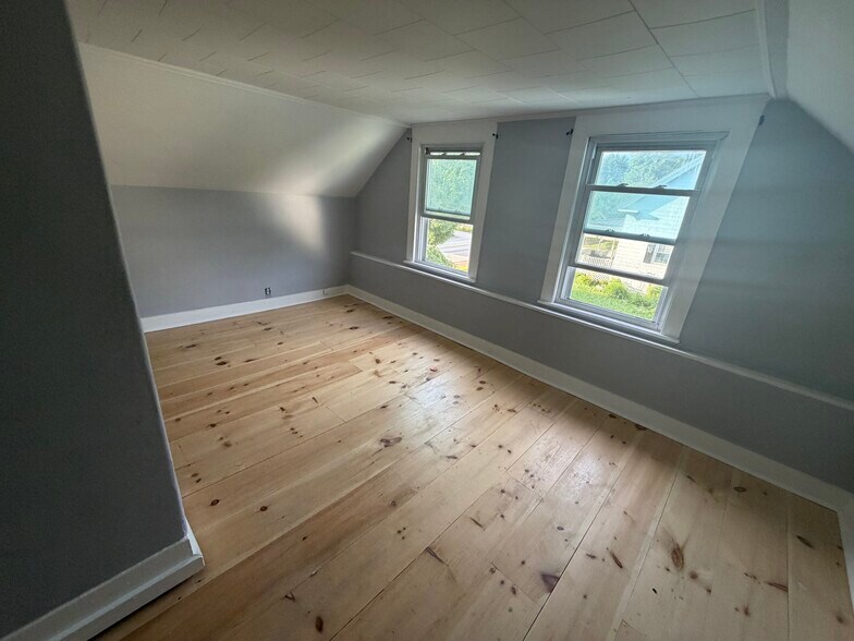 Building Photo - 173 Main St