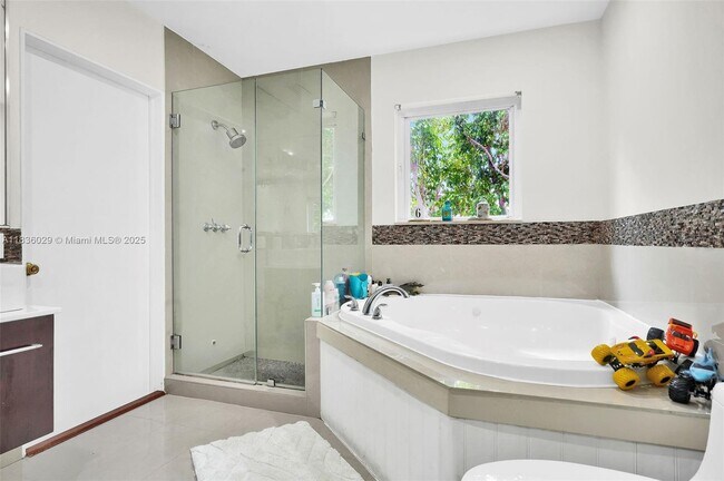 Building Photo - 5555 La Gorce Dr