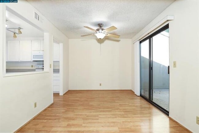 Building Photo - 3 bedroom 2.5 bathroom townhome w/ 1 car garage in desirable Pleasant Hill neighborhood.